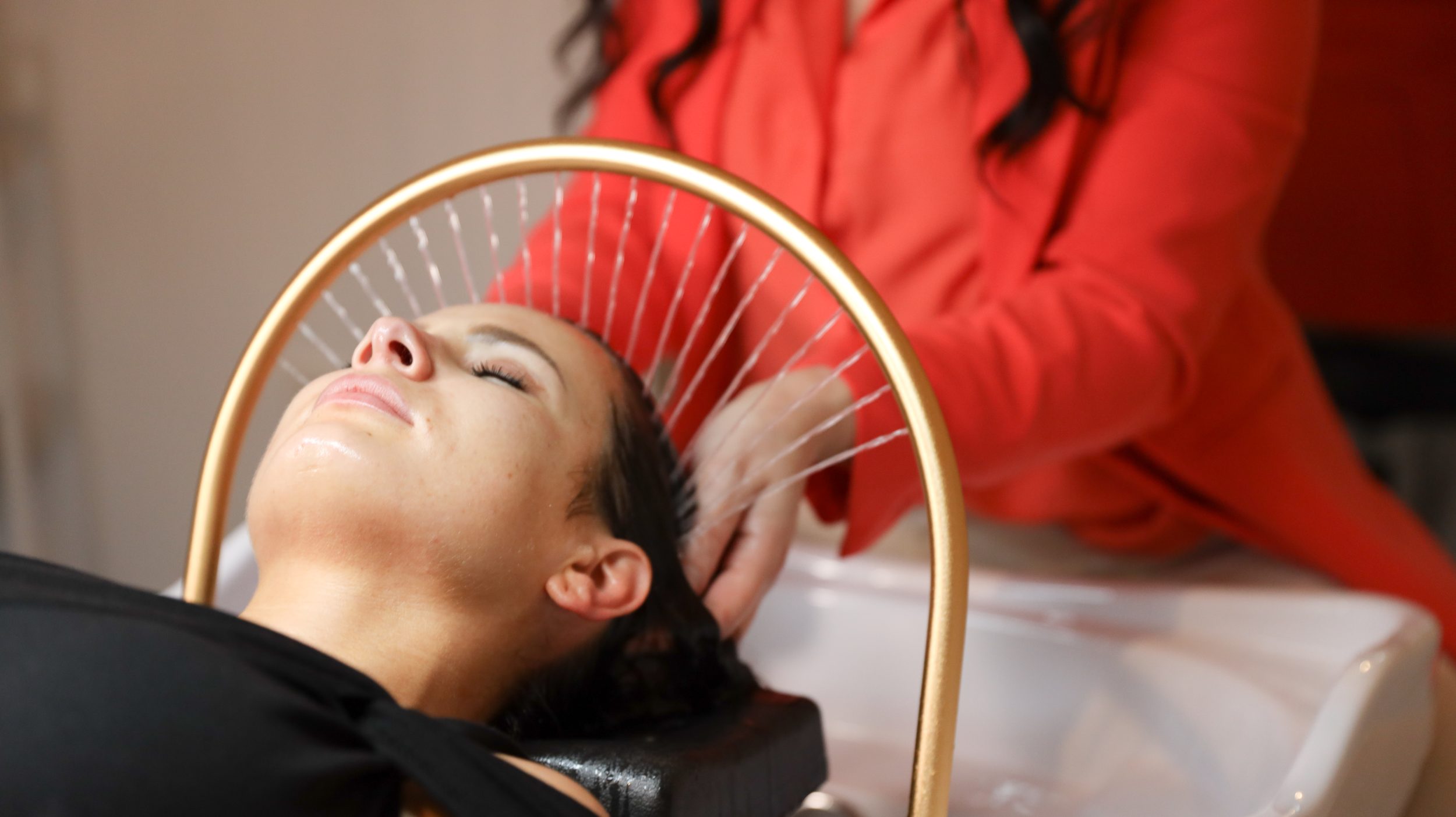 Saç derisini rahatlatan Head Therapy uygulamasında masaj ve bakım yapılan kadın.