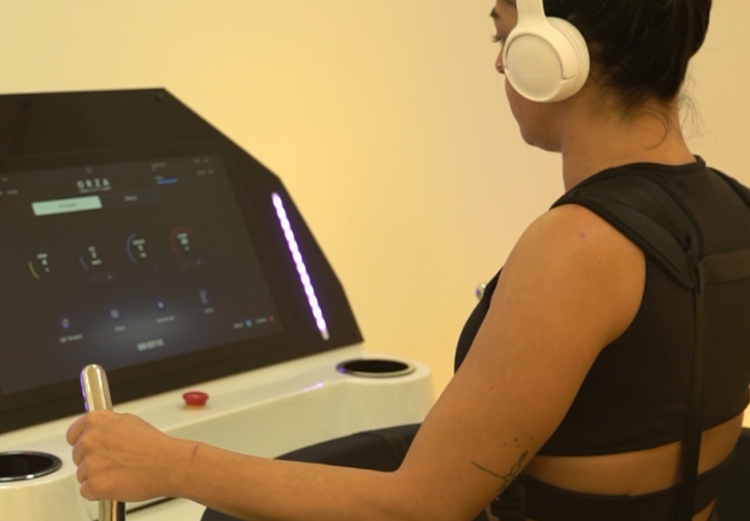 Bölgesel incelmede son derece etkili olan vakumlu koşu bandı kullanan kadın.